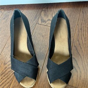 G.H. Bass & Co. Black and Tan Wedge Sandals with Peep-Toe Design